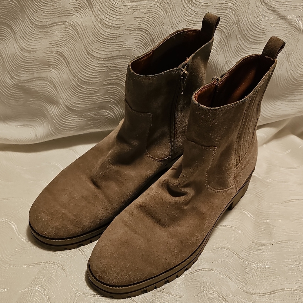 Lucky Brand Womans Tan Suede Ankle Boots Lug Sole Size 9.5